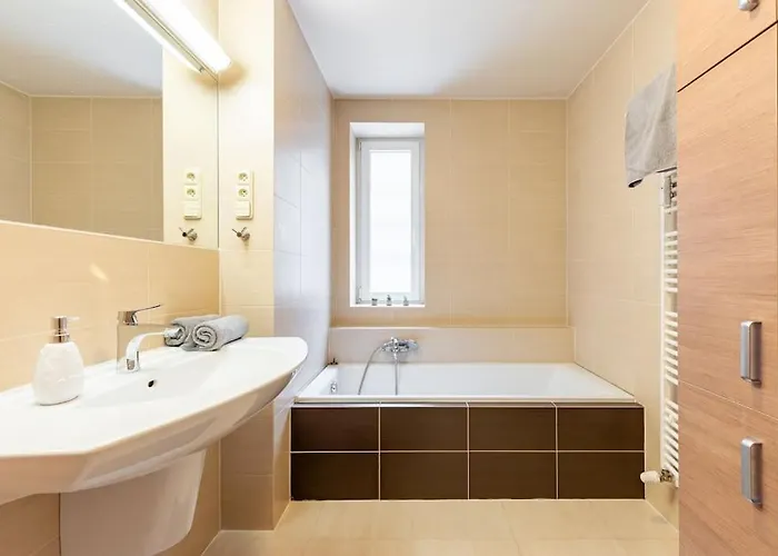 Urban Haven: Blissful Living In شقة براتسيلافا